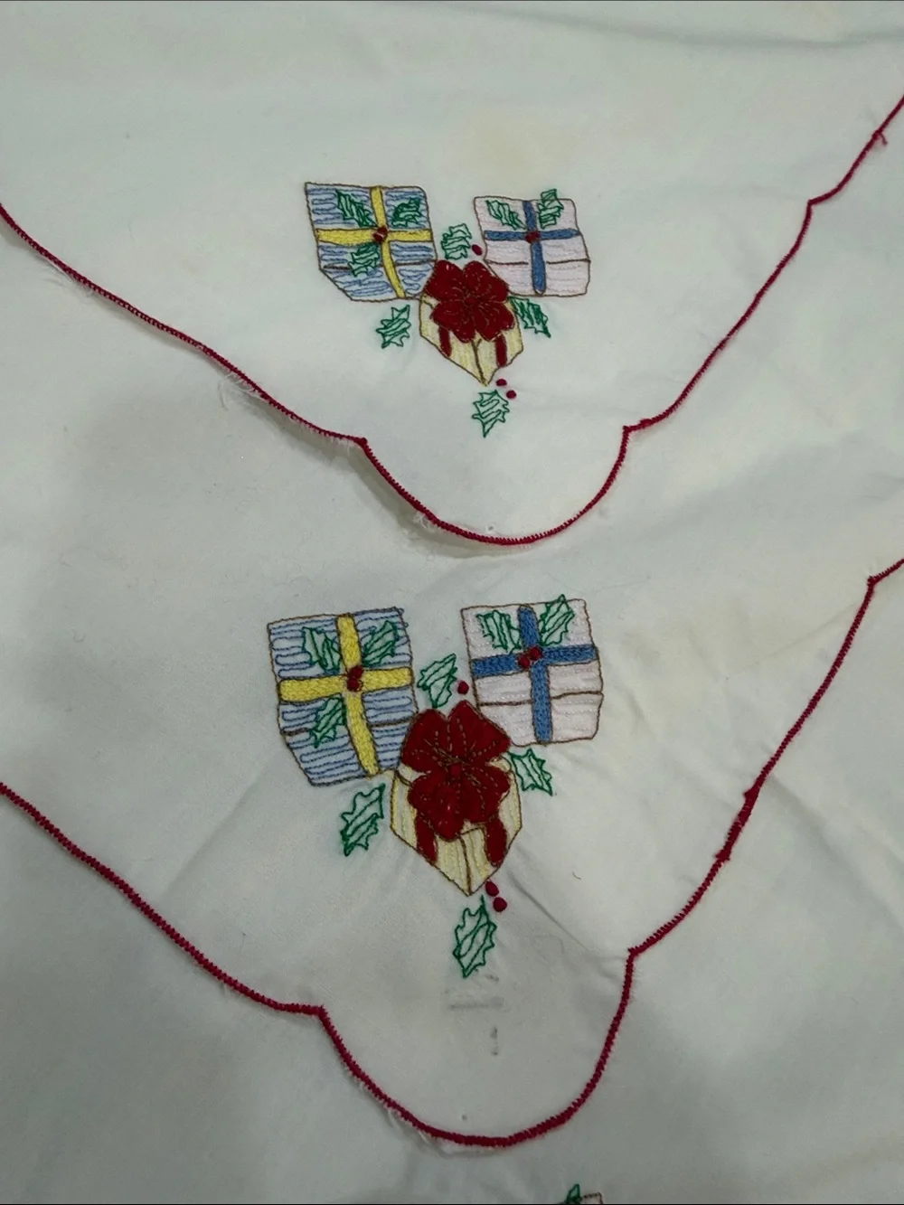 Vintage 60 inch Round White Embroidered Christmas Tree Tablecloth and 4 Napkins